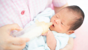 5 Serious reasons baby spit up breast milk but not formula